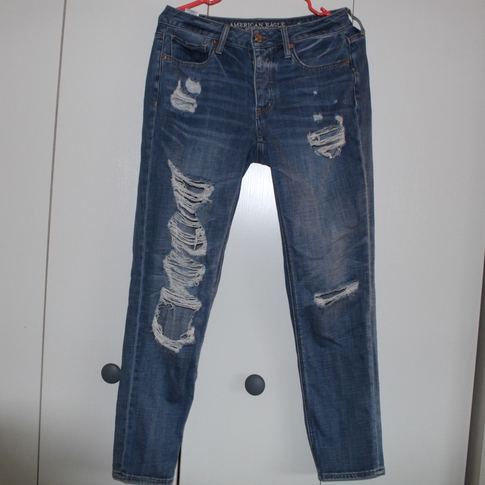 Size 4 American Eagle ripped demin skinny jeans
